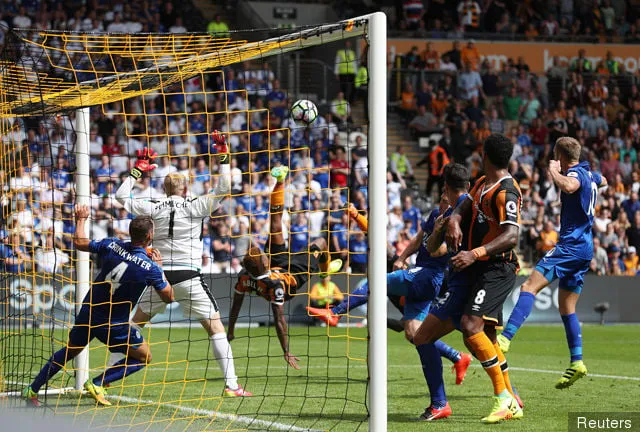 Hull City' title='Diomande diskuterer, hvem der scorede Hulls 'dobbelt cykelspark