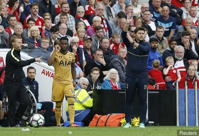 Tottenham-Trainer Mauricio Pochettino gestikuliert, während Georges-Kevin Nkoudou sich auf seine Einwechslung vorbereitet' title='Michael Owen unterstützt Son Heung-min beim Tor für Tottenham