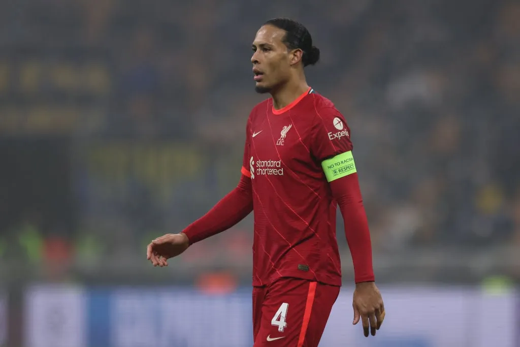 MILANO ITALIA - 16 FEBBRAIO: Virgil van Dijk del Liverpool FC guarda durante la partita di sedici tappe della UEFA Champions League tra Inter e Liverpool FC allo stadio Giuseppe Meazza il 16 febbraio 2022 a Milano, Italia. (Foto di Jonathan Moscrop/Getty Images)' title=''Oh mio Dio': i tifosi del Liverpool capiscono cosa ha fatto Van Dijk alla stella dell'Inter da 64mila sterline a settimana ieri sera