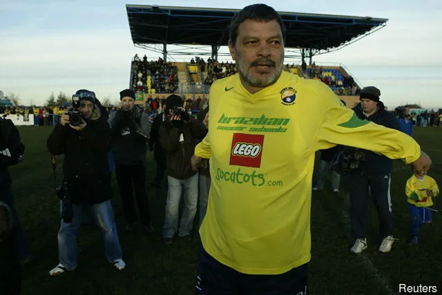 Socrates warmt zich op in Garforth Town' title='Top zeven raarste transfers in de voetbalgeschiedenis