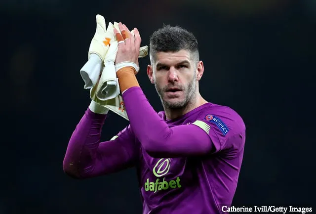 Фрэйзер Форстэр з 'Селтыка' апладыруе заўзятарам пасля першага матчу 1/8 фіналу Лігі Еўропы УЕФА паміж ФК 'Кабенгаген' і ФК 'Селтык' на Тэлія Паркен 20 лютага 2020 г. у Капенгагене...' title='Пацверджана: склад 'Селтык' супраць ФК 'Капенгаген' на 'Селтык Парк' сёння вечарам