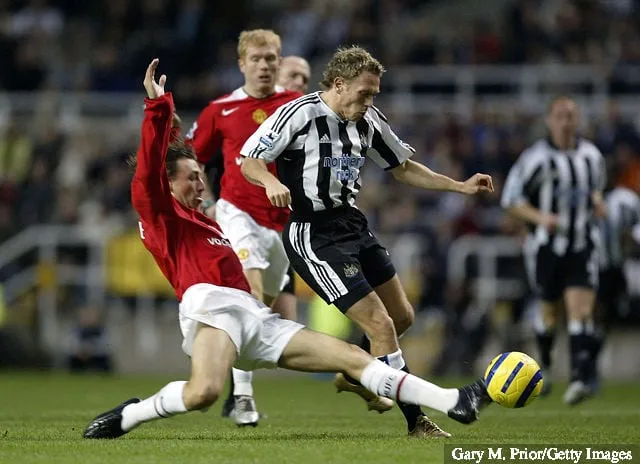 뉴캐슬 유나이티드의 크레이그 벨라미와 맨체스터 유나이티드의 가브리엘 에인세가 세인트 제임스에서 열린 뉴캐슬 유나이티드와 맨체스터 유나이티드의 FA 바클레이스 프리미어십 경기에서 경기를 펼치고 있습니다.' title='크레이그 벨라미