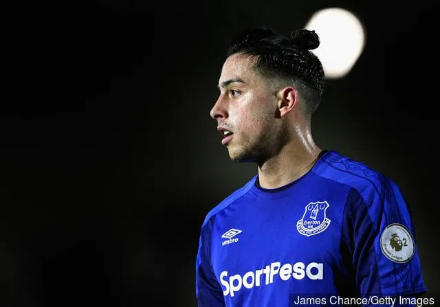 Everton-fans reageren terwijl Ramiro Funes Mori de volle negentig minuten speelt voor David Unsworth's Onder-23