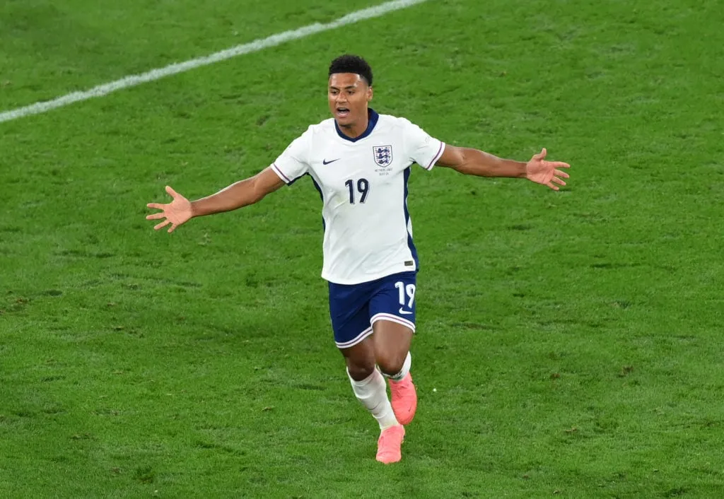 Hollanti – Englanti: välierä – UEFA EURO 2024' title='Italia ja Juventuksen legenda Giorgio Chiellini tervehtivät 'suurta' Aston Villa -pelaajaa