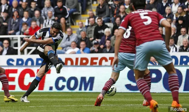 Jonas Gutierrez tekee Newcastlen toisen maalin' title='Jonas Gutierrez sanoo, että tarjousten puute Newcastlesta lähtemisen jälkeen johtui hänen sairaudestaan ​​liittyvistä peloista