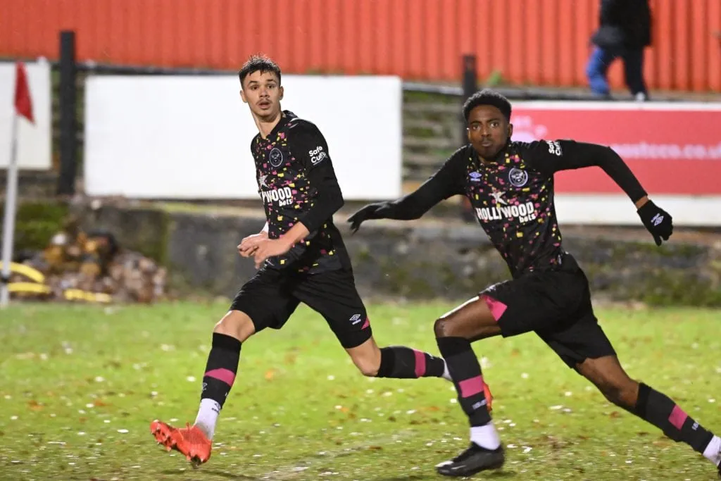 ブレントフォードで目撃された有名人 - 2023 年 1 月 10 日' title='ロミオ・ベッカムがブレントフォードデビュー：デビッド・ベッカムの息子が移籍後にプロフィール