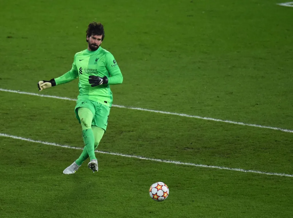 LIVERPOOL ENGLAND - 08 MARZO: ( IL SOLE FUORI IL SOLE DI DOMENICA FUORI ) Alisson Becker di Liverpool durante la partita di sedici tappe della UEFA Champions League tra Liverpool FC e FC Internazionale ad Anfield l'8 marzo 2022 a Liverpool Inghilterra. (Foto di Andrew Powell/Liverpool FC tramite Getty Images)' title='Alisson elogia il fattore Liverpool che lo rende “più a suo agio” in un’area chiave