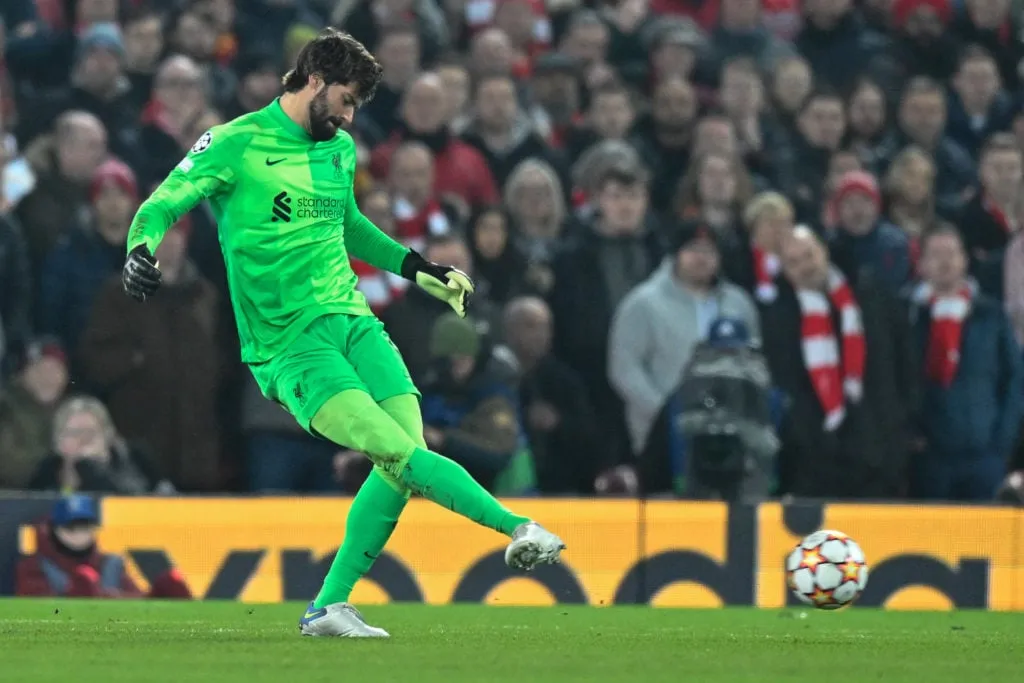 LIVERPOOL ENGLAND - 08 MARZO: Il portiere Alisson Becker del Liverpool FC controlla la palla durante la partita di sedici tappe della UEFA Champions League tra Liverpool FC e FC Internazionale ad Anfield l'8 marzo 2022 a Liverpool, Regno Unito. (Foto di Mario Hommes/DeFodi Images tramite Getty Images)' title='Alisson elogia il fattore Liverpool che lo rende “più a suo agio” in un’area chiave