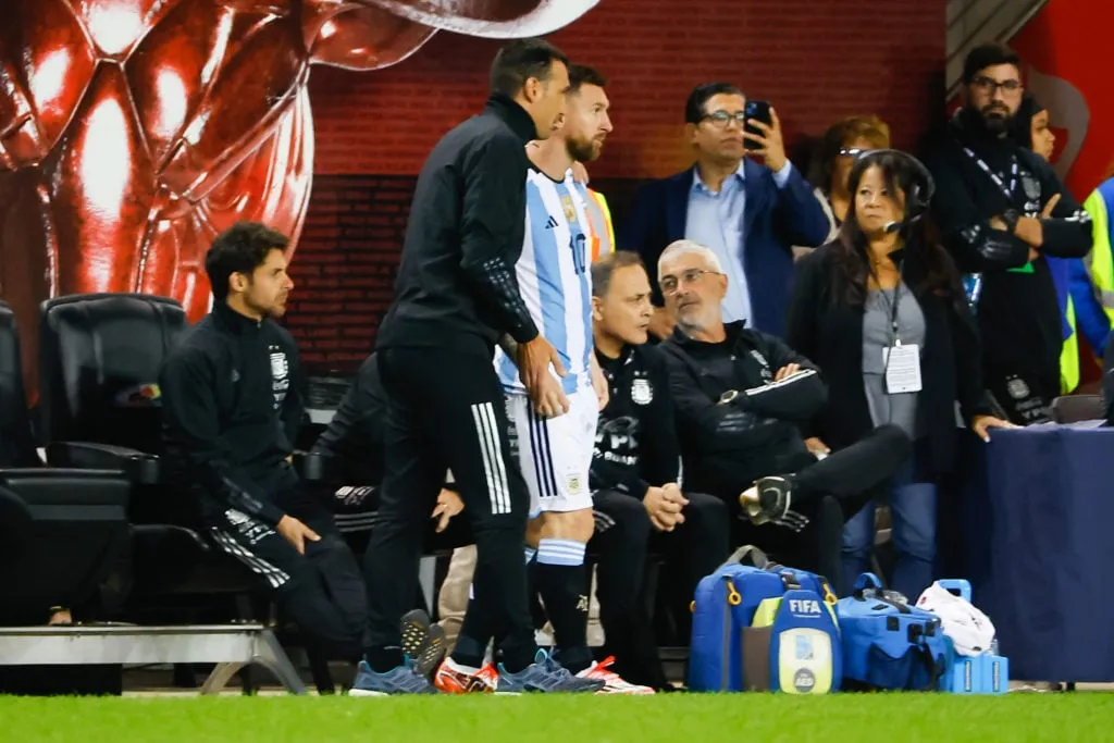 VOETBAL: 27 SEP Argentinië vs Jamaica' title='Lionel Messi Lisandro Martinez in de beste Argentinië XI van de WK-selectie