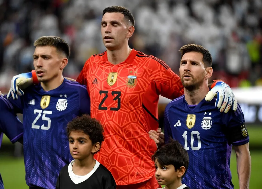 Verenigde Arabische Emiraten tegen Argentinië - Internationale vriendschappelijke wedstrijd' title='Lionel Messi Lisandro Martinez in de beste Argentinië XI van de WK-selectie