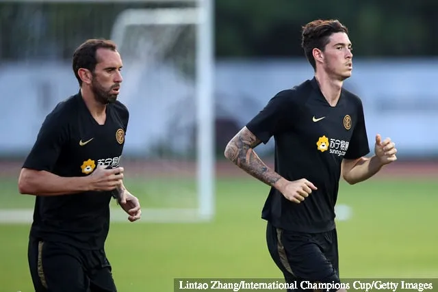 2019年7月23日、南京の南京オリンピックセンタースタジアムで行われたFCインテルナツィオナーレの公式トレーニング中にウォームアップするFCインテルのディエゴ・ゴディン（左）とアレッサンドロ・バストーニ（右）。' title='リヴァプールに所属するアレッサンドロ・バストーニはクロップのシステムに最適