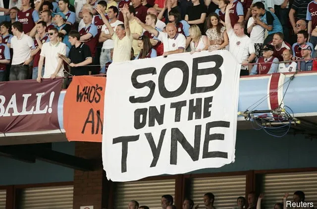 バナーを持つアストン・ヴィラのファン' title='ニューカッスルのファンがクラブの最大のライバルをランク付け