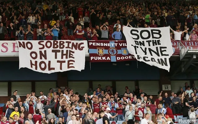 バナーを掲げたアストン・ヴィラのファン' title='ニューカッスルのファンがクラブの最大のライバルをランク付け