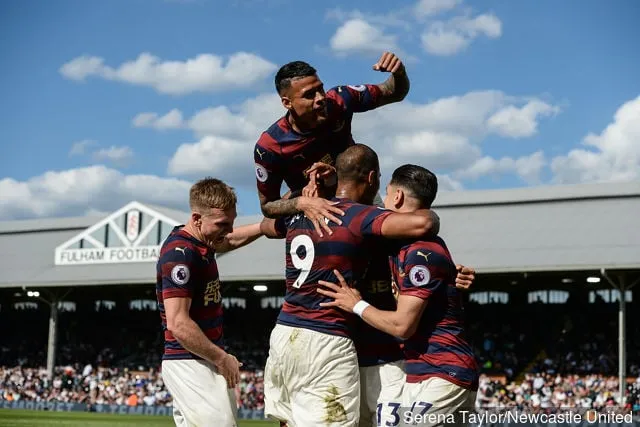 Newcastle-spillere feirer etter at Salomon Rondon scoret det tredje målet under Premier League-kampen mellom Fulham FC og Newcastle United på Craven Cottage 12. mai 2019 i London...' title='Salomon Rondon legger ut en Twitter-melding etter at Venezuela holder Brasil til Copa America-stopp
