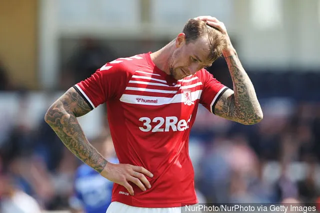 Jotkut Bristol City -fanit pilkkaavat Middlesbrough'ta ja Cardiff Cityä Aden Flint -sopimuksen vuoksi