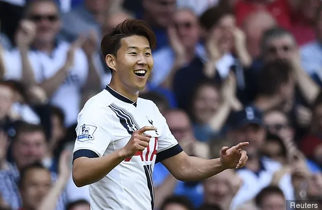Son Heung Min célèbre le premier but de Tottenham Hotspur' title='Les fans de Tottenham Hotspur réagissent sur Twitter à la performance olympique de Son