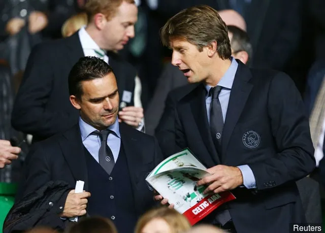 Ajax fodbolddirektør Marc Overmars og tidligere fodboldspiller Edwin van der Sar (R) på tribunen' title='Den tidligere Arsenal-legende Marc Overmars siger, at hans kærlighed til klubben forbliver