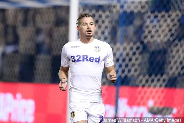 2018년 9월 28일 셰필드 잉글랜드의 힐스버러 스타디움에서 열린 셰필드 웬즈데이 대 리즈 유나이티드 간의 스카이 베트 챔피언십 경기 동안 리즈 유나이티드의 칼빈 필립스.' title='리즈의 예상 라인업 대 셰필드 유나이티드: Saiz와 Clarke의 선발 출전