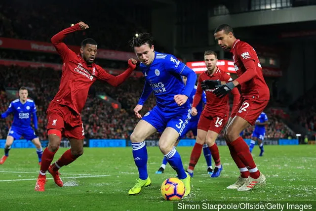 Leicesterin Ben Chilwell taistelee Liverpoolin Georginio Wijnaldumin (P) ja Liverpoolin Joel Matipin (R) kanssa Valioliiga-ottelussa Liverpoolin ja Leicester Cityn välillä Anfieldillä...' title='Liverpool-fanit reagoivat Twitterissä Joel Matipin esitykseen
