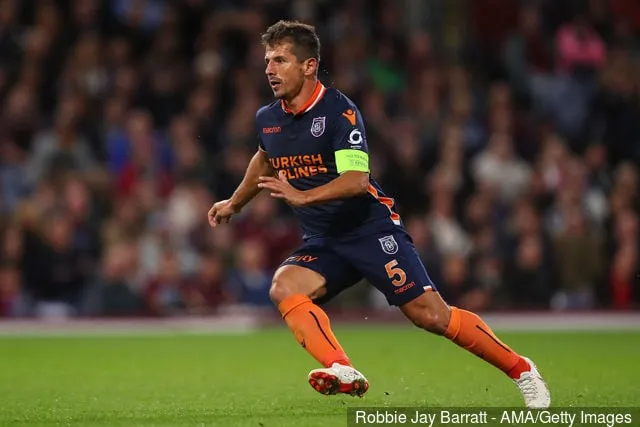 Эмрэ Белазоглу з 'Стамбула Башакшэхір' падчас матчу трэцяга раунда кваліфікацыі Лігі Еўропы УЕФА: сустрэча ў адказ паміж 'Бернлі' і 'Істанбул Башакшэхір' на 'Тэрф Мур' 16 жніўня 2018 г. у...' title='Першыя 7 падпісанняў Дыега Сімеоне з Атлетыка Мадрыд: дзе яны цяпер?