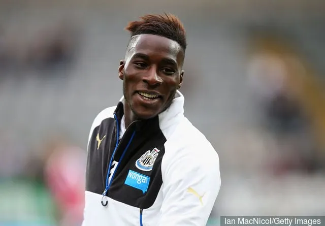 뉴캐슬 유나이티드의 마사디오 하이다라가 세인트 제임스에서 열린 뉴캐슬 유나이티드와 노리치 시티의 바클레이스 프리미어리그 경기에 앞서 몸을 풀고 있습니다.' title='보도: 뉴캐슬의 수비수 하이다라가 리그 2의 랑스에 합류할 예정입니다