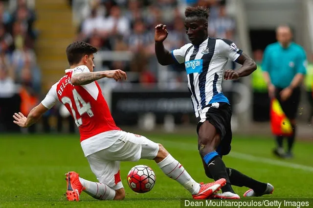 뉴캐슬 유나이티드의 마사디오 하이다라와 아스날의 헥터 베예린이 세인트 제임스에서 열린 뉴캐슬 유나이티드와 아스널 간의 바클레이스 프리미어리그 경기에서 공을 두고 경쟁하고 있다' title='보도: 뉴캐슬의 수비수 하이다라가 리그 2의 랑스에 합류할 예정입니다