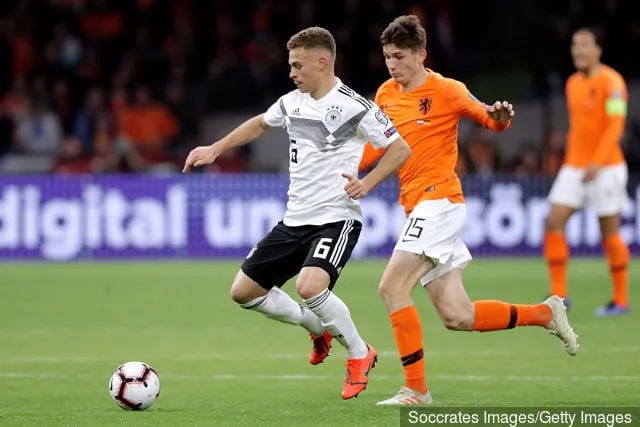 (L-R) Joshua Kimmich fra Tyskland Marten de Roon fra Holland under EURO-kvalifikationskampen mellem Holland mod Tyskland på Johan Cruijff Arena den 24. marts 2019 i Amsterdam...' title='7 bedste højrebacks i verdensfodbold