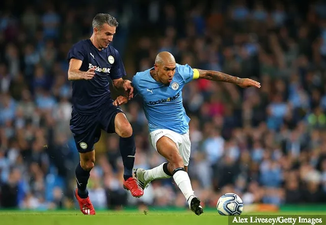 2019年9月11日、イングランド・マンチェスターのエティハド・スタジアムで行われたマンチェスター・シティ・レジェンド対プレミアリーグ・オールスターズXIのヴァンサン・コンパニの証言試合中。' title='プレミアリーグ月間最優秀選手賞を受賞した7人の選手