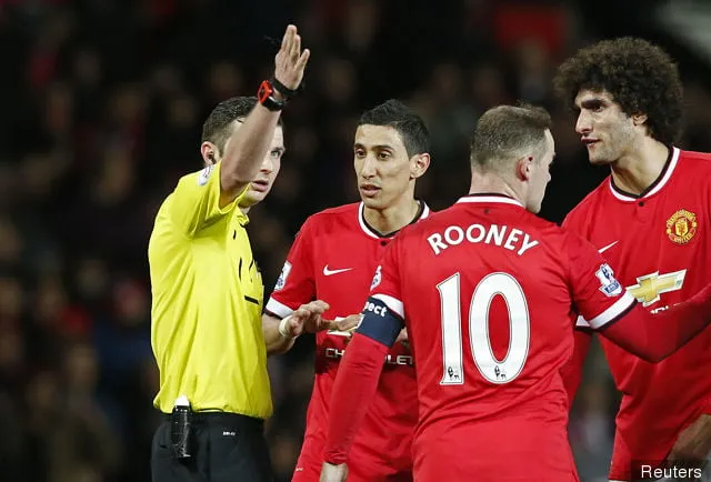 Dommer Michael Oliver, da han sendte Manchester United ud' title='På denne dag – 2015: Angel Di Marias korte ophold hos Manchester United slutter
