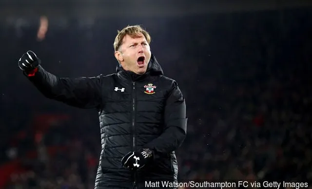 사우샘프턴 감독 랄프 하센허틀이 세인트 메리에서 열린 사우샘프턴 FC와 에버턴 FC의 프리미어리그 경기 중 종료 휘슬이 울리고 환호하고 있다.' title='Ralph Hasenhüttl이 사우샘프턴 선수들에 관해 가장 인상 깊었던 점을 공유합니다.