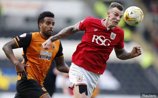 Aden Flint aus Bristol City im Einsatz mit Tom Huddlestone aus Hull City' title='Die besten und schlechtesten Neuverpflichtungen von Bristol City in den letzten 25 Jahren