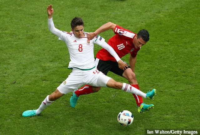 BORDEAUX FRANCIA - 14 GIUGNO: Adam Nagy dell'Ungheria controlla la palla sotto la pressione di Zlatko Junuzovic dell'Austria durante la partita del Gruppo F di UEFA EURO 2016 tra Austria e Ungheria allo Stade...' title='7 tornei di calcio che non esistono più
