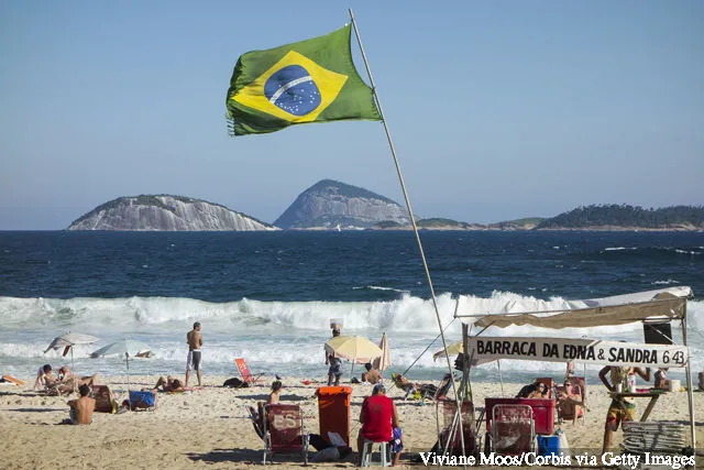 Scene di fronte alla spiaggia di Ipanema e sulla spiaggia. Barraca di Edna e Sandra recita lo striscione che segnala il posto dove affittare sdraio, ombrelloni e una ghiacciaia per le bibite fresche. Un brasiliano...' title='7 tornei di calcio che non esistono più