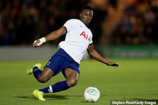 Kenya-fansen slår till mot Tottenham Hotspurs mittfältare Victor Wanyama
