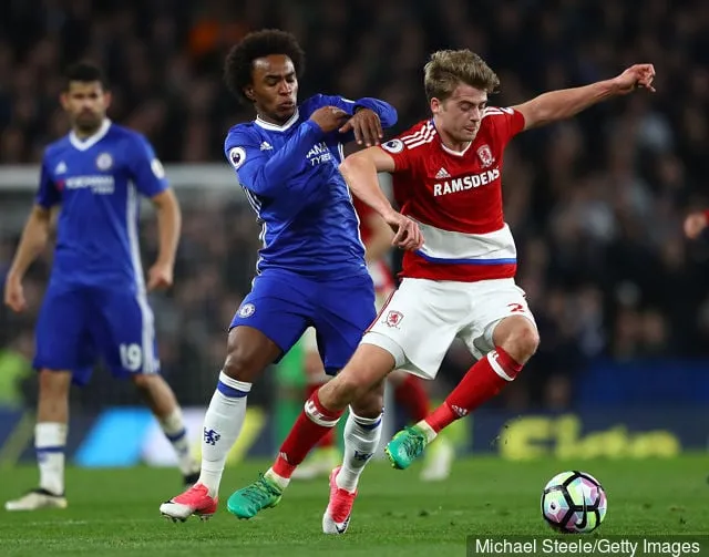 Willian von Chelsea schließt Patrick Bamford von Middlesbrough während des Premier-League-Spiels zwischen Chelsea und Middlesbrough an der Stamford Bridge am 8. Mai 2017 in London, England, aus.' title='Patrick Bamford sendet eine Nachricht, nachdem er den Leeds-Transfer abgeschlossen hat. Einige Middlesbrough-Fans reagieren darauf
