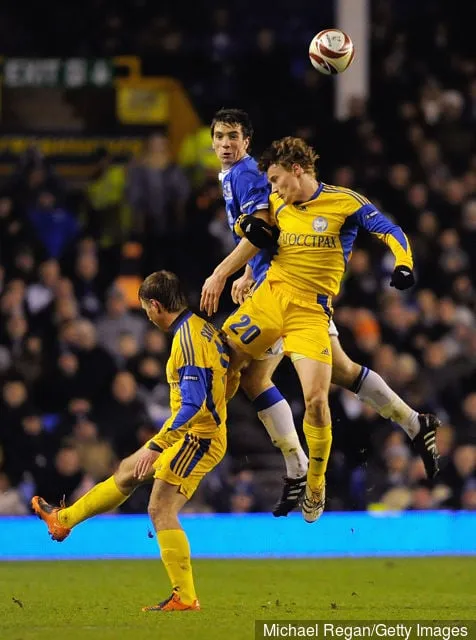 Shane Duffy från Everton slåss mot Vitali Radzionau och Maksim Bordachov från BATE Borisov under UEFA Europa Leagues grupp I-match mellan Everton och BATE Borisov på Goodison Park på...' title='2010 europeiskt dött gummi för Everton såg Shkodran Mustafi och Shane Duffy med
