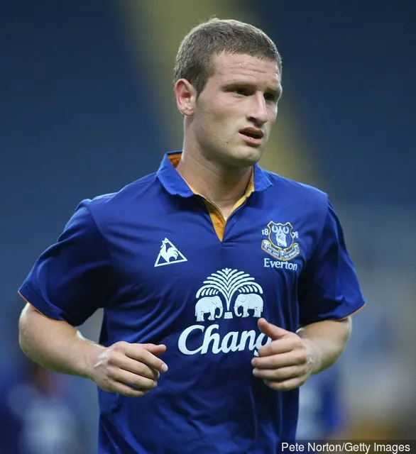 Shkodran Mustafi från Everton i aktion under vänskapsmatchen för säsongen mellan Oxford United och Everton på Kassam Stadium den 29 juli 2011 i Oxford England.' title='2010 europeiskt dött gummi för Everton såg Shkodran Mustafi och Shane Duffy med