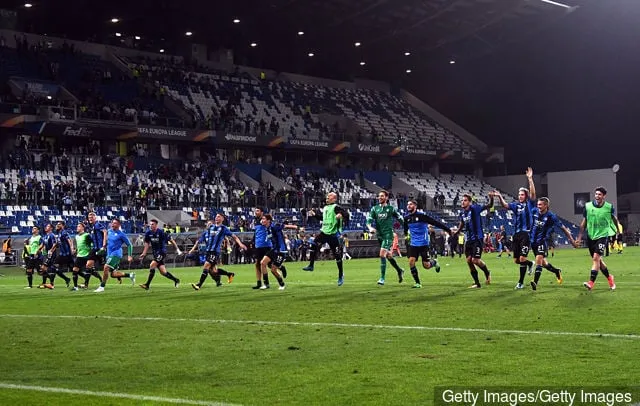 2010 europeiskt dött gummi för Everton såg Shkodran Mustafi och Shane Duffy med