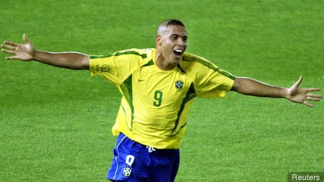 Ronaldo gör mål för Brasilien i VM-finalen 2002' title='Alexis Sanchez namnger sin Ultimate XI; inga Arsenalspelare inkluderade