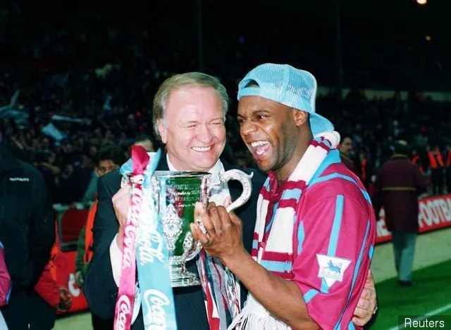 リーグカップを祝うロン・アトキンソン ©SPORTING PICTURES (UK)LTD' title='この日：25年前、アストン・ヴィラがロン・アトキンソンを任命