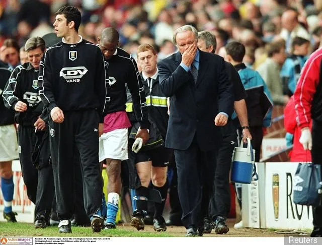 タッチラインを歩くロン・アトキンソン' title='この日：25年前、アストン・ヴィラがロン・アトキンソンを任命