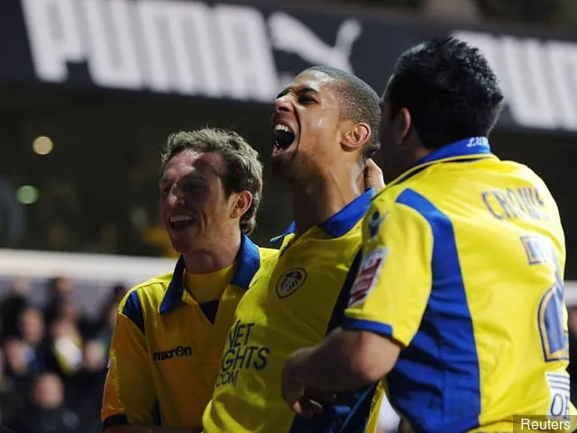 リーズ' title='写真：エイダン・ホワイトの25歳の誕生日を祝う元スター選手の写真で見るリーズでのキャリア