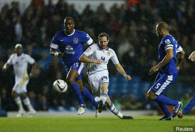 リーズ・ユナイテッド' title='写真：エイダン・ホワイトの25歳の誕生日を祝う元スター選手の写真で見るリーズでのキャリア