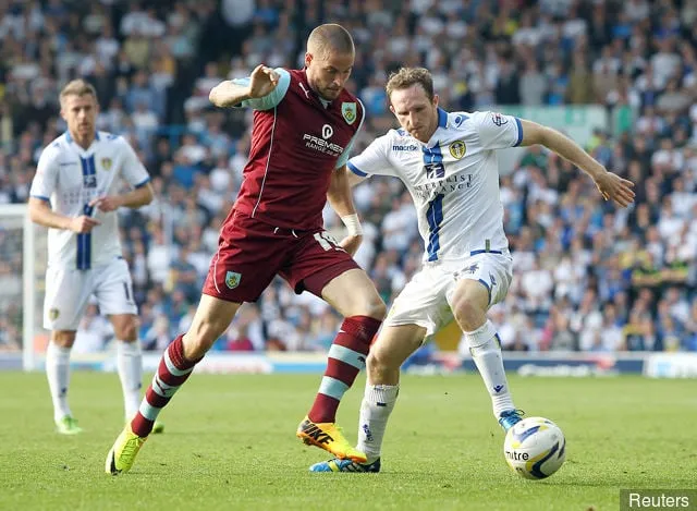 バーンリーのマイケル・カイトリー（左）とリーズ・ユナイテッドのエイダン・ホワイトの試合' title='写真：エイダン・ホワイトの25歳の誕生日を祝う元スター選手の写真で見るリーズでのキャリア