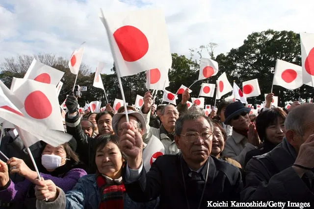 明仁天皇を祝う式典で大勢の人々が日の丸を振り、歓声を上げる' title='サッカーが最も人気のない国のベスト代表チーム 7