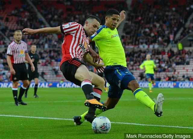 George Honeyman fra Sunderland tager imod Craig Forsyth fra Derby County under Sky Bet Championship-kampen mellem Sunderland og Derby County på Stadium of Light den 4. august 2017 i...' title='George Honeyman indrømmer, at han næsten forlod Sunderland