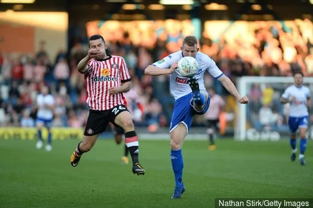 George Honeyman fra Sunderland og Alex Whitmore fra Bury i aktion under Carabao Cup-kampen i første runde mellem Bury og Sunderland på Gigg Lane den 10. august 2017 i Bury England.' title='George Honeyman indrømmer, at han næsten forlod Sunderland
