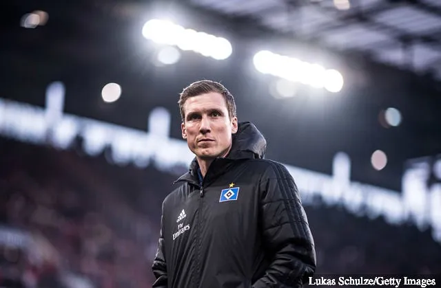 L'allenatore Hannes Wolf di Amburgo guarda prima della partita della seconda Bundesliga tra 1. FC Koeln e Hamburger SV al RheinEnergieStadion il 15 aprile 2019 a Colonia, Germania.' title='Gli ultimi 7 allenatori del Borussia Dortmund II: dove sono adesso?