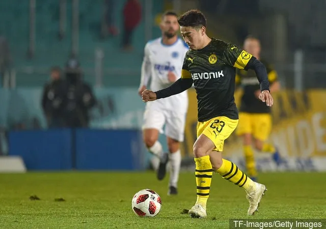 보루시아 도르트문트의 가가와 신지가 2018년 11월 16일 독일 롯데 프리모 스타디움에서 열린 SF 롯데와의 친선경기에서 공을 컨트롤하고 있다.' title='웨스트햄, 에버턴과 연결됨 카가와 신지가 1월 이적을 원함