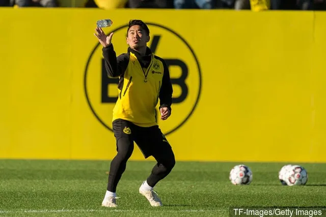 보루시아 도르트문트의 가가와 신지가 2018년 11월 15일 독일 도르트문트 BVB 훈련 센터에서 훈련 세션 동안 제스처를 취하고 있습니다.' title='웨스트햄, 에버턴과 연결됨 카가와 신지가 1월 이적을 원함